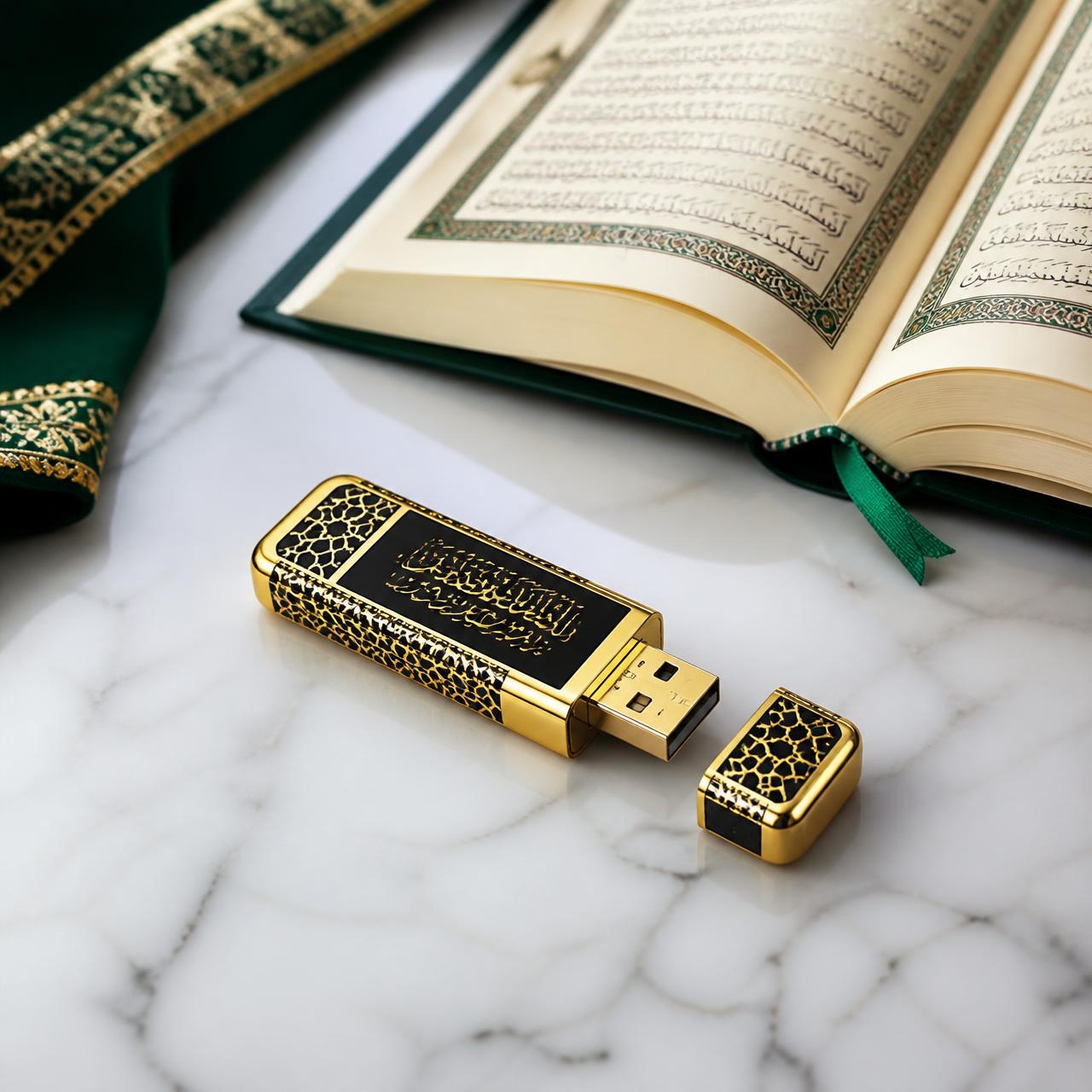 Clé USB dorée d'apprentissage du Coran posée à côté d'un Coran ouvert